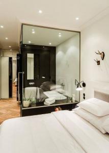 تصاميم لـ الحمام بـ حواجز زجاجية في غرفة النوم الرئيسية مجلة لمسة الفنية ديكورات